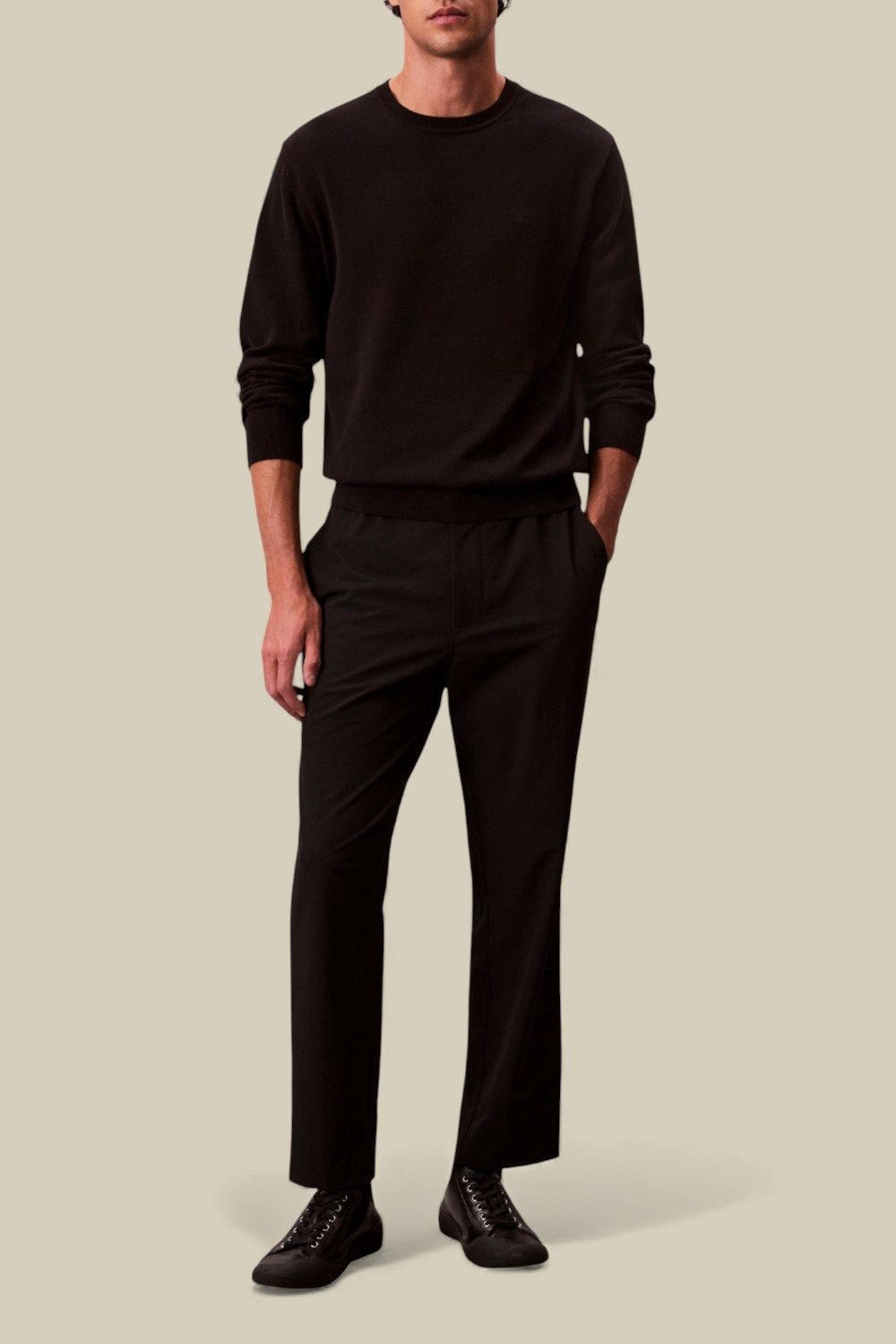 תמונת כל הלוק של מכנסי צ'ינו